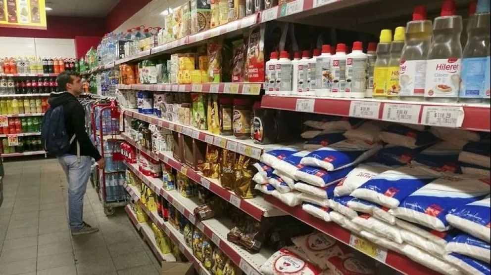 Extienden por 30 días más los precios máximos para productos esenciales