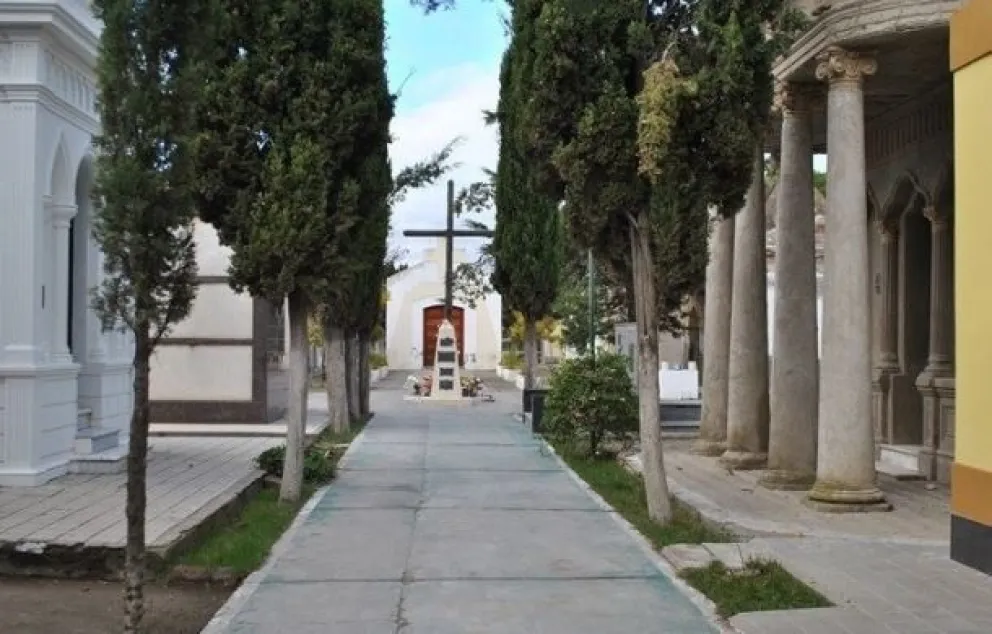 Adquieren ropa especial para trabajadores del cementerio