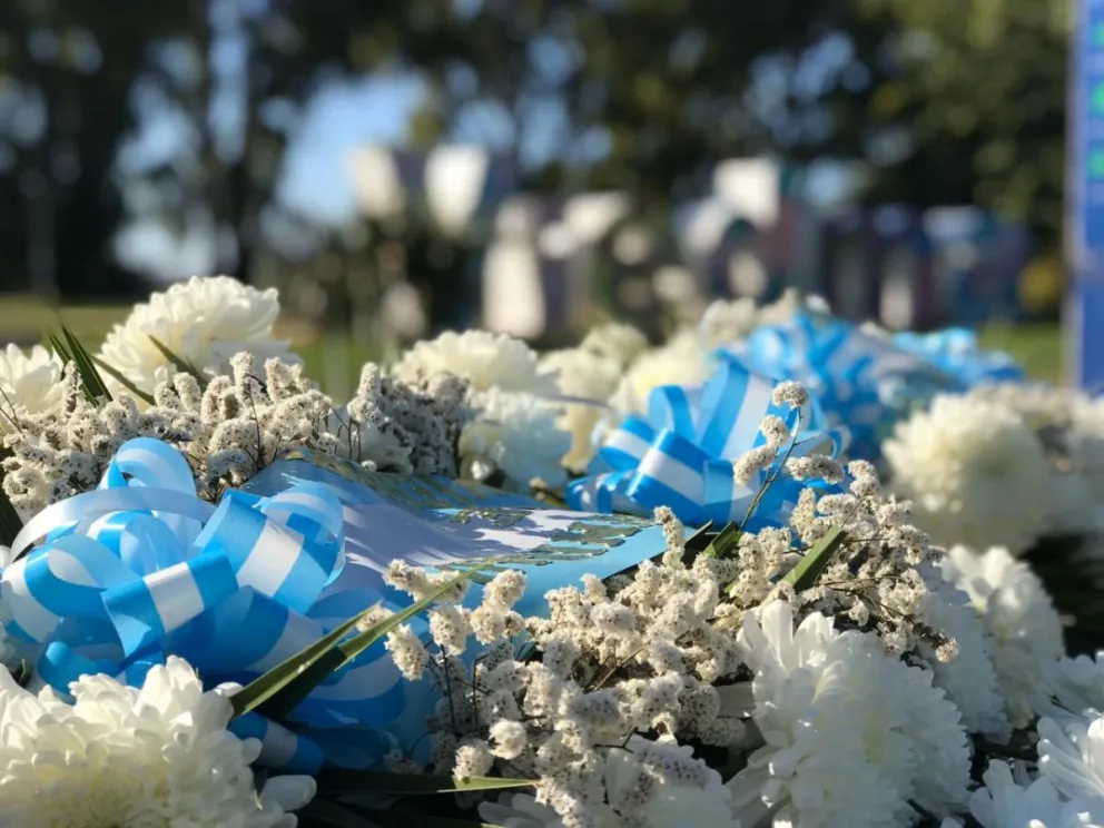 Sencillo homenaje al fundador en una plazoleta vacía
