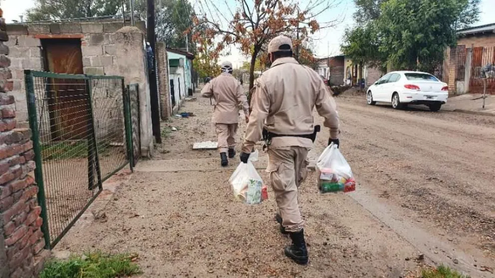 Prefectura entregó alimentos a familias carenciadas