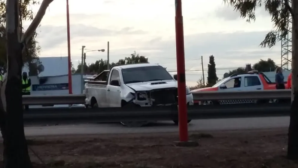 Una camioneta chocó contra un guardarraíl en la Ruta 3
