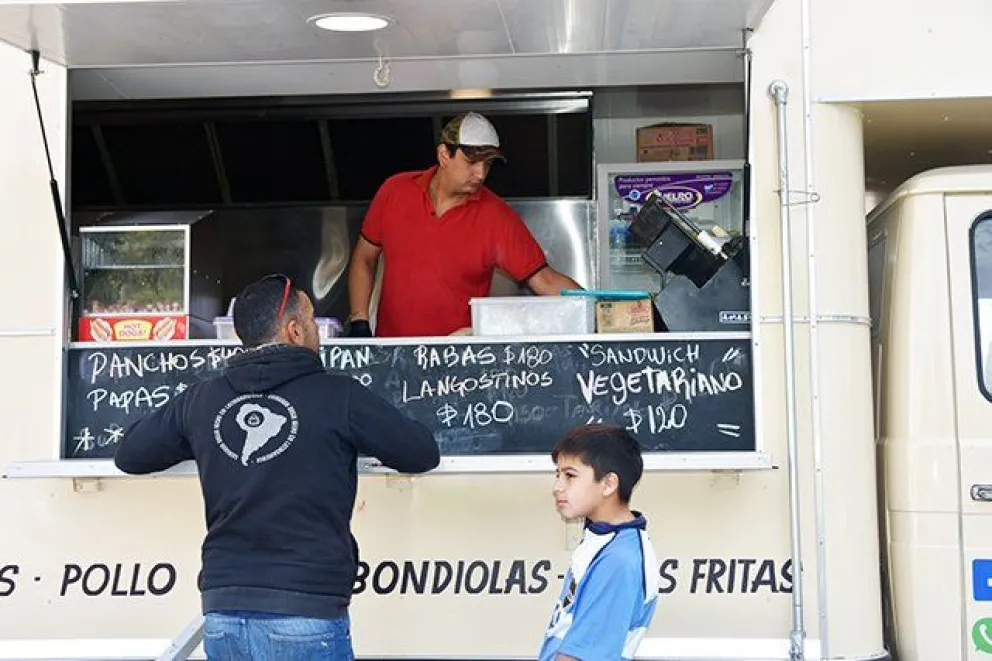 Detuvieron a un policía por intentar robar en un carro de comidas