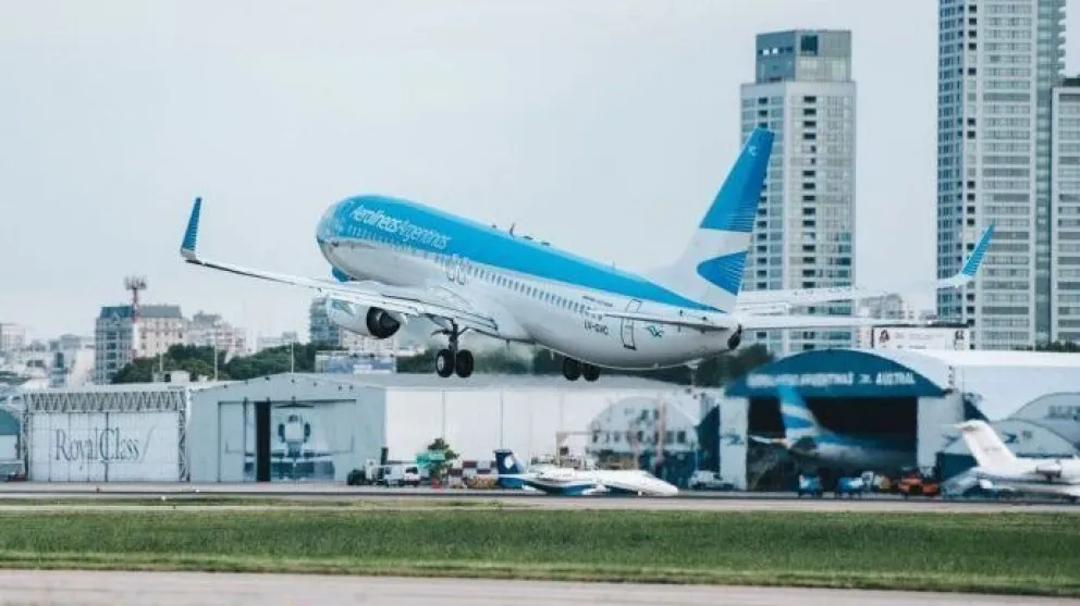 Gobierno anunció que fusionará Aerolíneas Argentinas y Austral