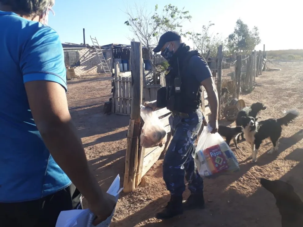 Policías continúan con acciones solidarias frente al COVID-19