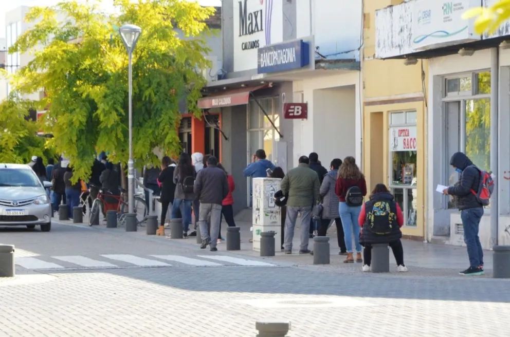 Las largas filas en Viedma siguen siendo un tema de preocupación