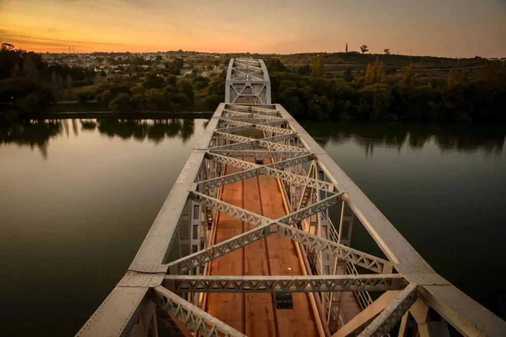 El Puente Ferrocarretero amanece en soledad