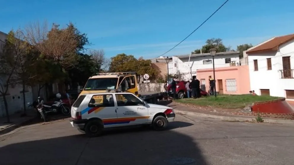 Dejó el auto en bajada y sin freno de mano