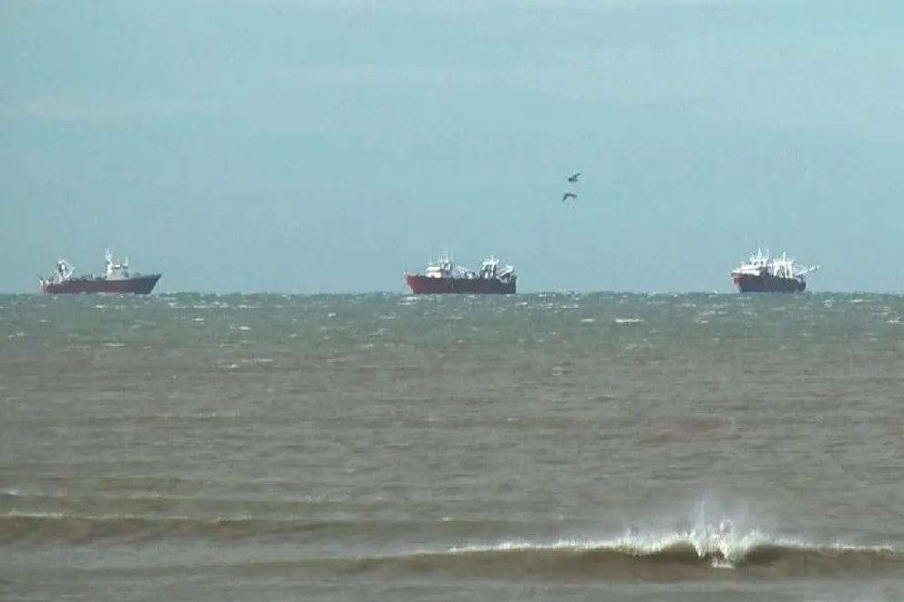 Hay 16 buques en proximidades a El Cóndor por alerta de tiempo