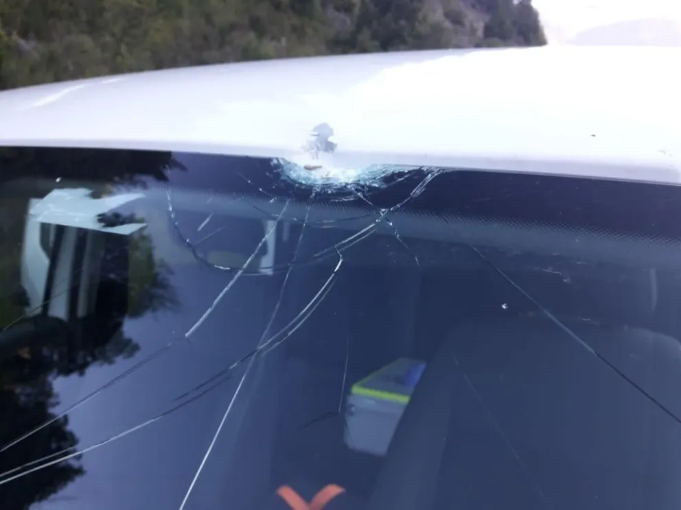 Fiscales y policías fueron atacados por encapuchados en Villa Mascardi