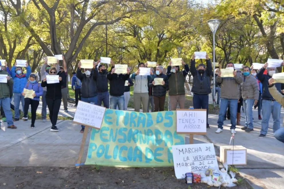 Jubilados de la Policía reclaman frente a Gobierno