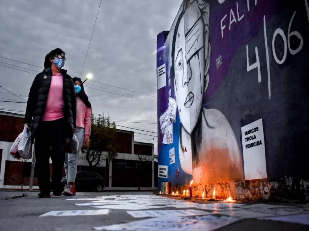 Mujeres se autoconvocaron frente al mural de Silvia Coque