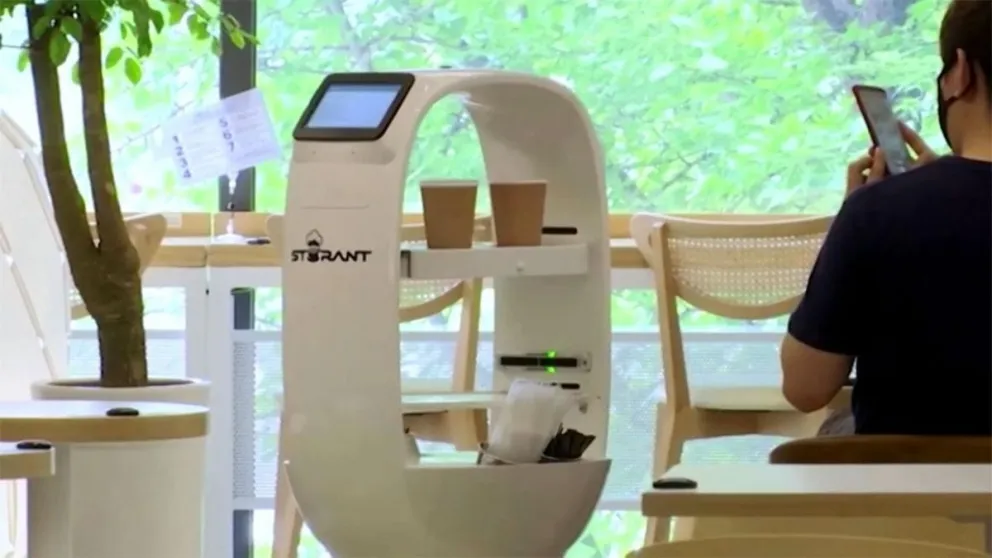 El robot barista que reparte café en el distanciamiento social