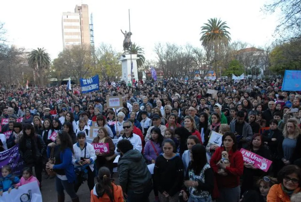 #NiUnaMenos se traslada a las redes sociales