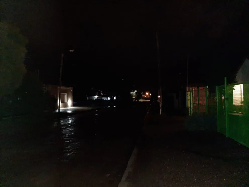 Calles a oscuras en el barrio Las Flores