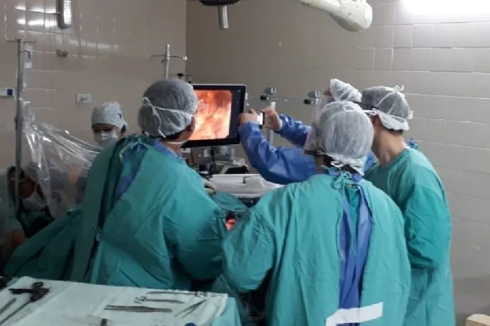 Realizaron una inédita cirugía de colon en Cinco Saltos