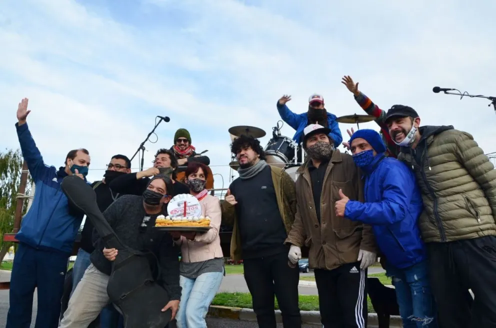 Viedma se llenó de música con un escenario móvil
