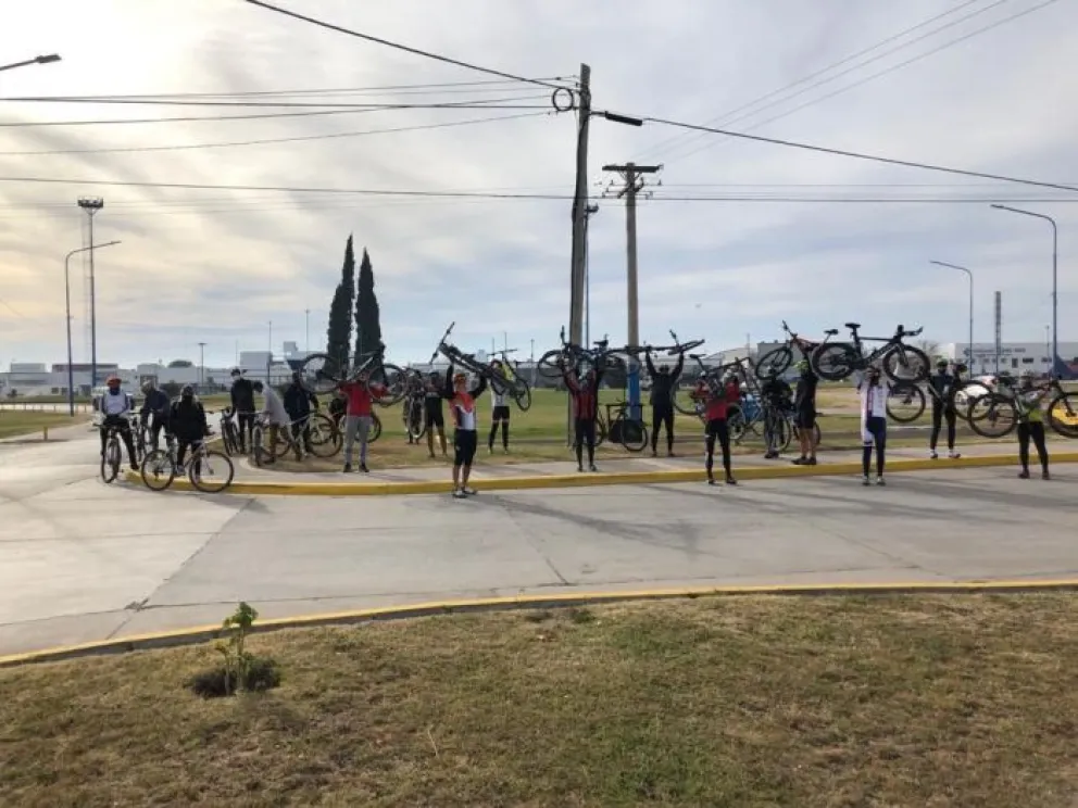 Protesta en Roca por la prohibición de salidas en bicicleta