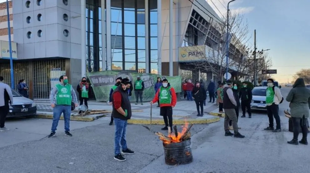En plena ola de contagios, ATE reclama en la sede de PAMI de Roca