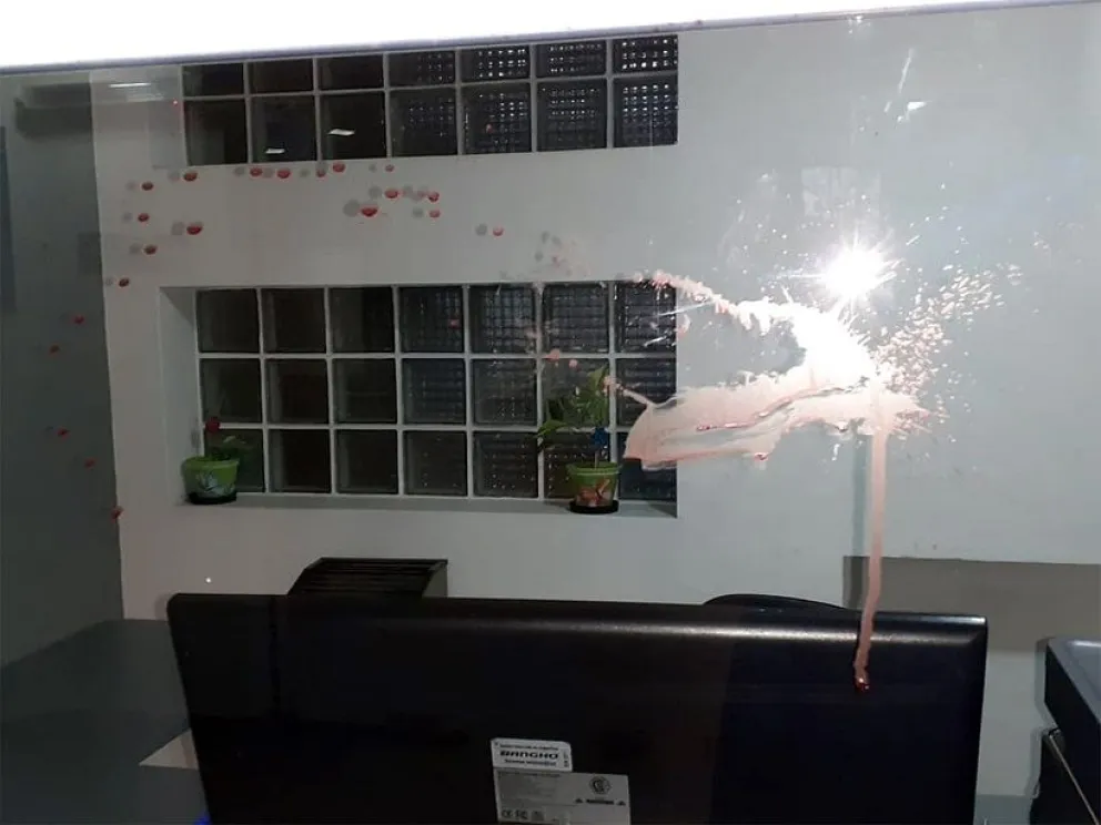 Familiares de una mujer con Covid-19 destrozaron la Clínica Roca