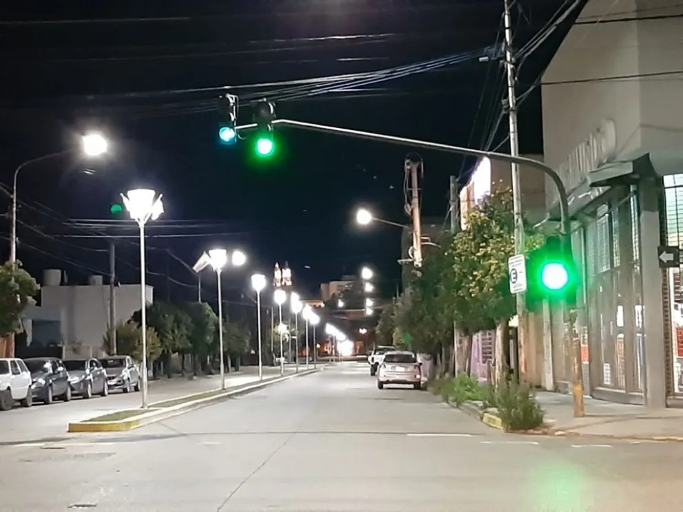 Ya funcionan los semáforos de 25 de Mayo y Sarmiento