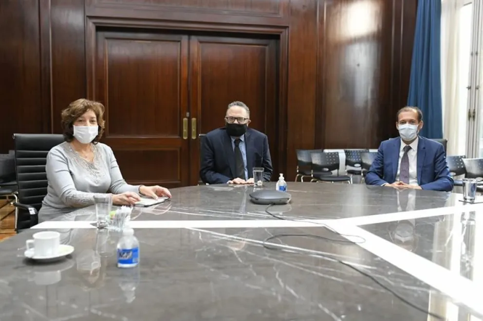 Carreras expectante con la ampliación de la emergencia frutícola