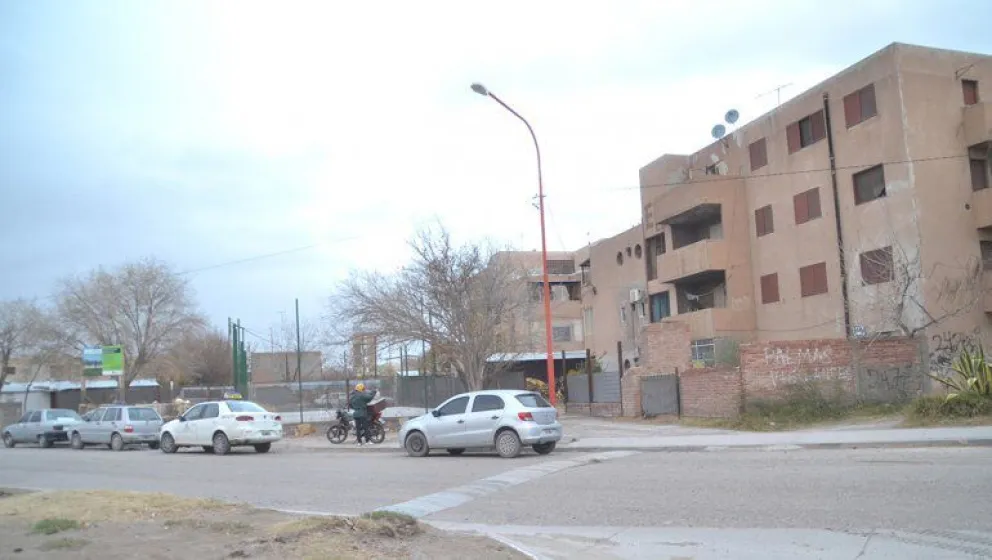 Le tiraron cloro en la casa por ser sospechoso de coronavirus