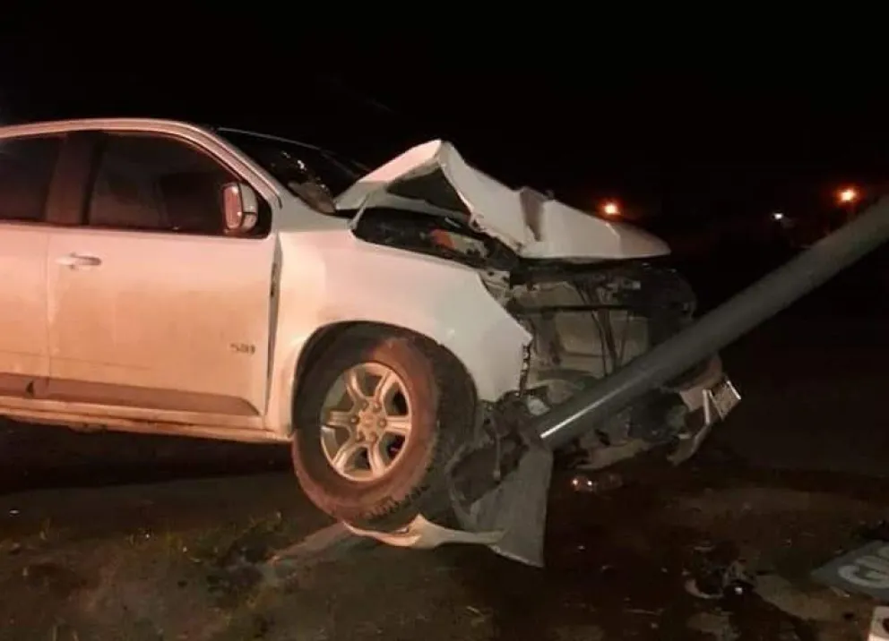 Brutal choque de una camioneta contra un poste