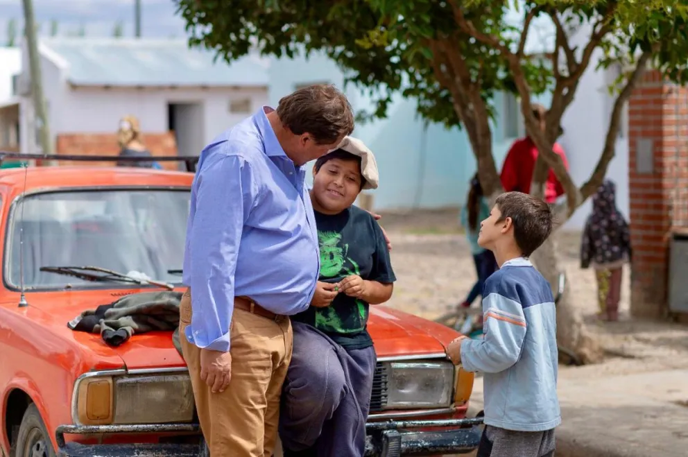 Weretilneck pide reducir la brecha digital en barrios populares