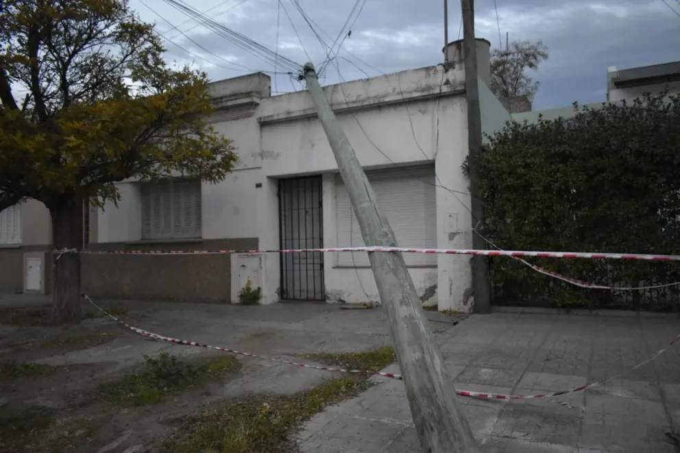Sigue caído un poste en la calle Roca