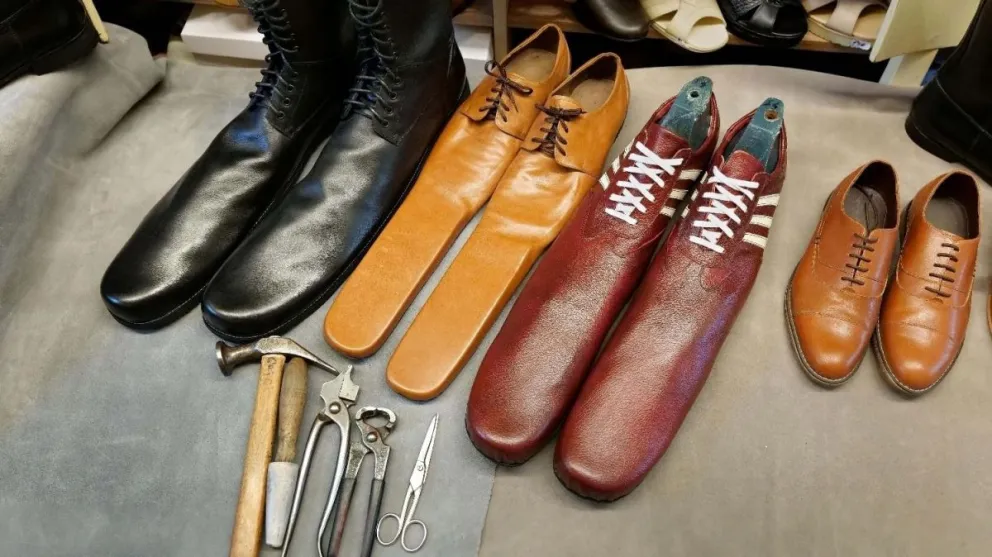 Un zapatero creó un original modelo para mantener la distancia social