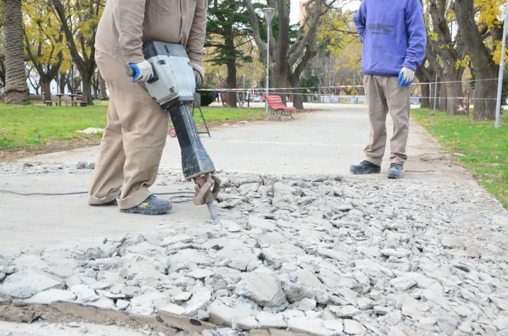 Rehacen las veredas de la Plaza San Martín