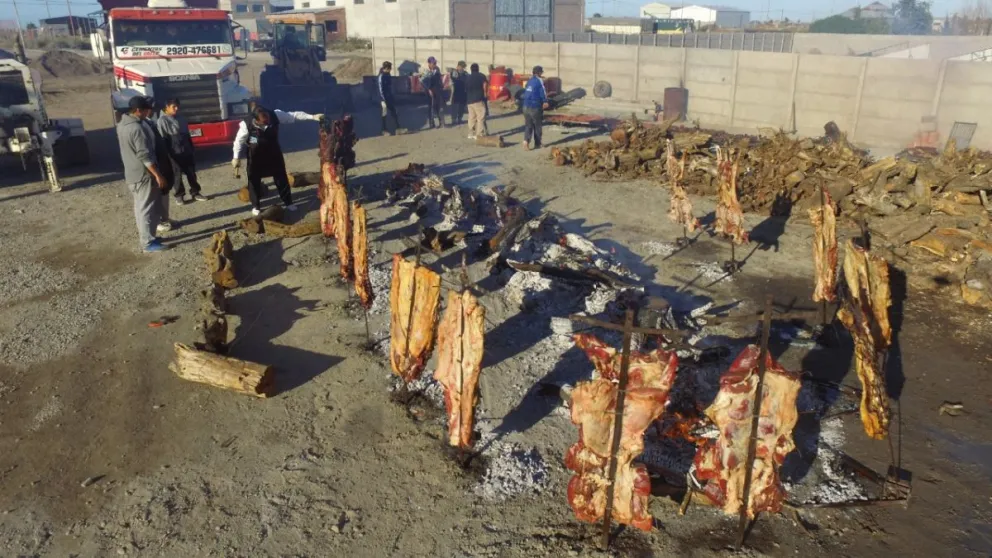 Cementos del Valle cocinó asado para familias necesitadas