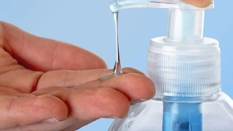 La Anmat prohíbe la venta de un alcohol en gel