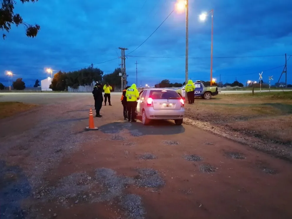 Identificación de personas, infracciones y un auto secuestrado