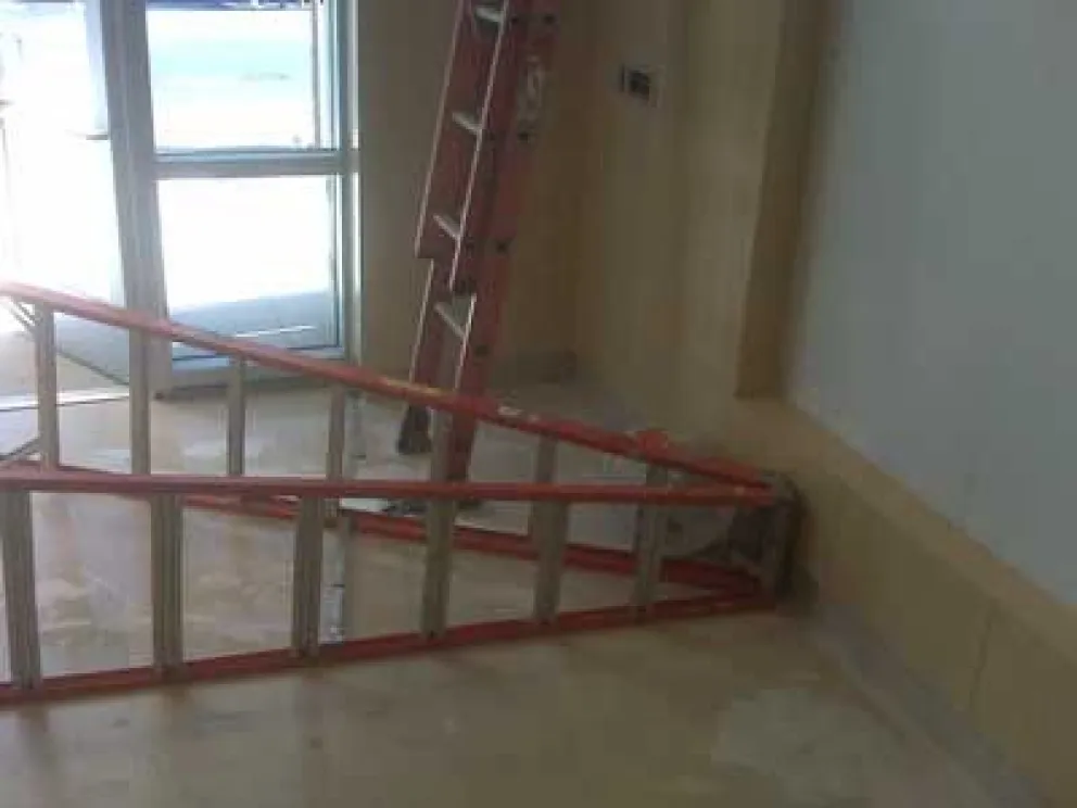 Debió saltar de una escalera, se lesionó y será indemnizado