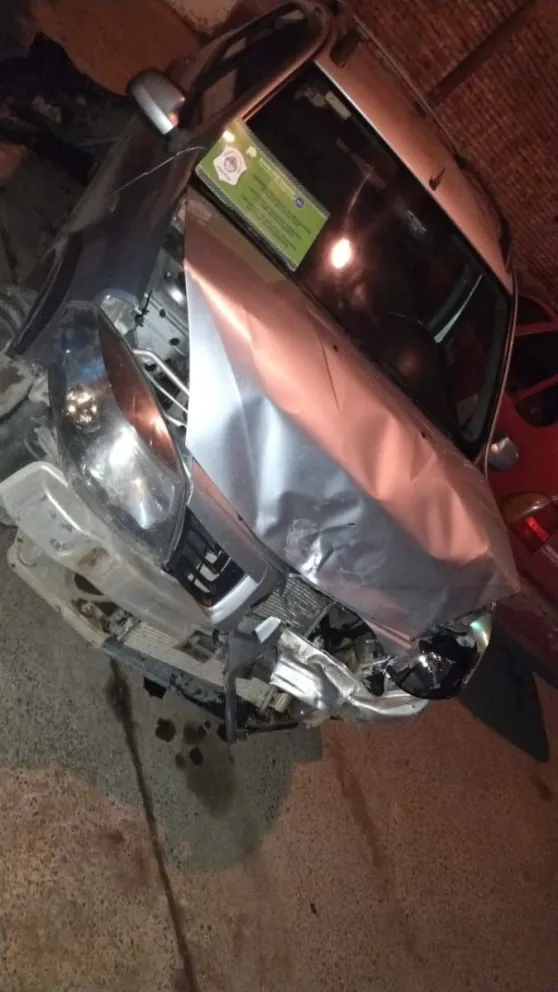 Alcoholizada chocó contra una camioneta estacionada