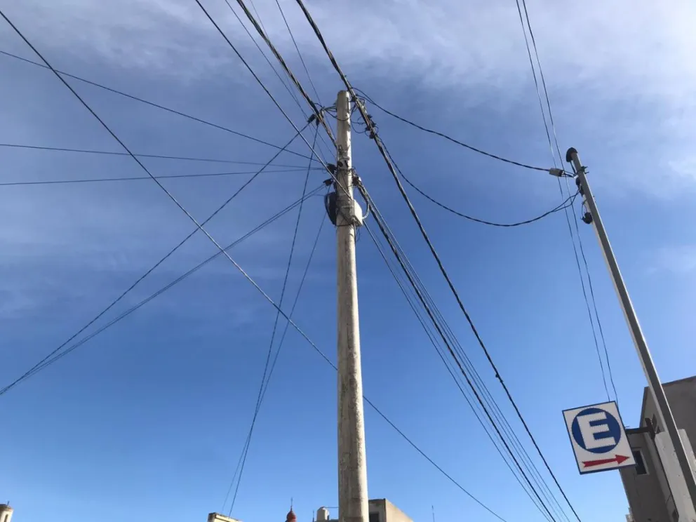 Viedma: Proponen retirar el cableado aéreo en desuso