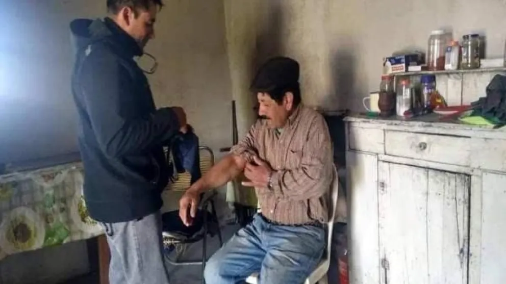 Agente sanitario quedó varado por la nieve, generando preocupación