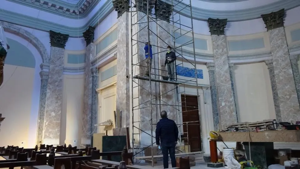 Realizan trabajos de refacción en la Catedral viedmense