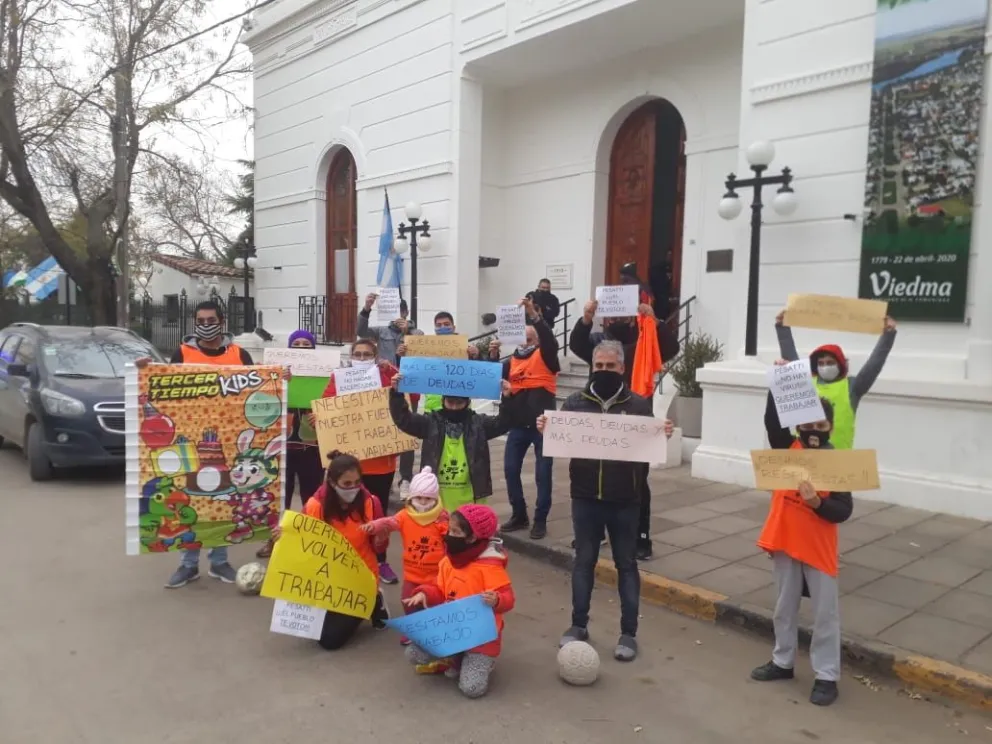 Propietarios de canchas de fútbol se manifestaron en Viedma