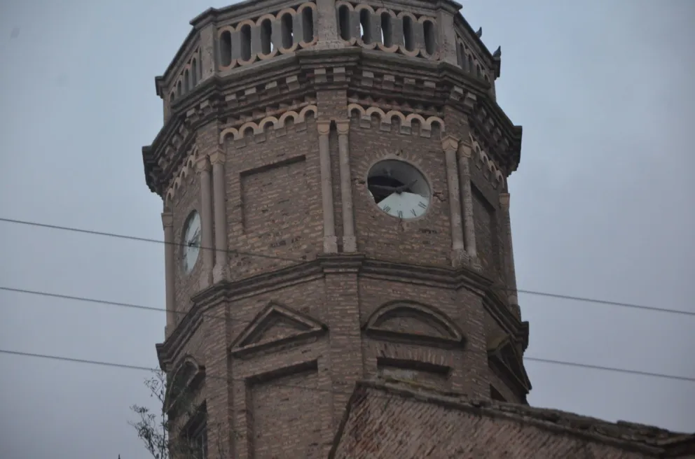 Visible avería en la cara sur del reloj salesiano