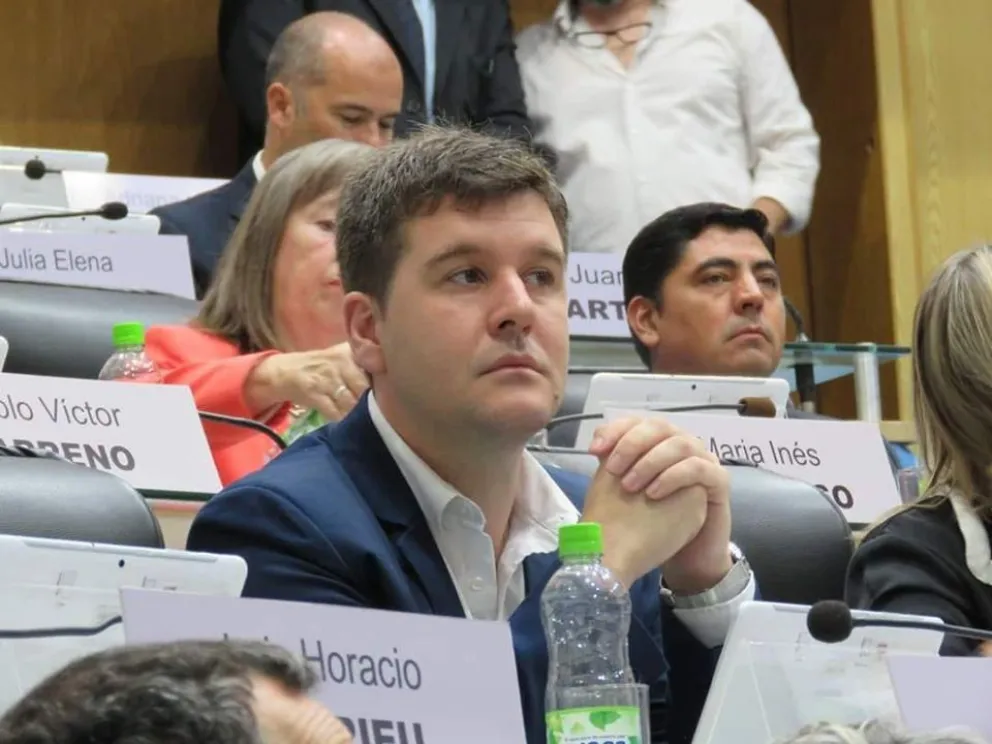 Legislador Berros niega participación en caravana cumpleañera