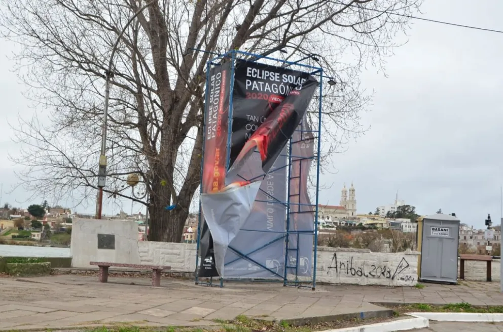 El viento destruyó el cartel del eclipse, como preludio de lo que no ocurrirá