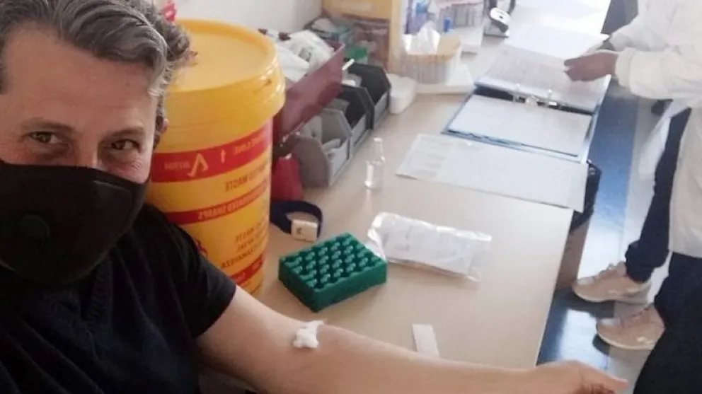 El argentino que se sometió a la vacuna del COVID evoluciona favorablemente