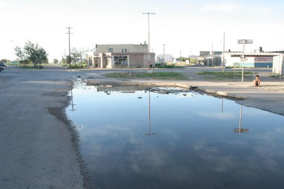 Según ARSA, los desbordes cloacales son por la lluvia