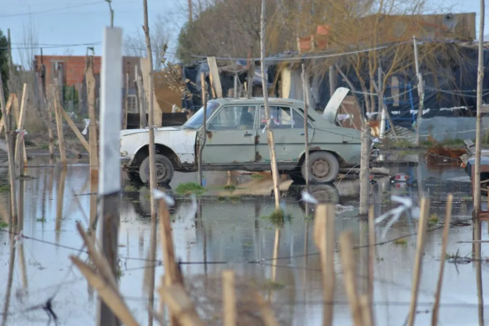 La toma de la cancha del barrio Guido se tapó de agua