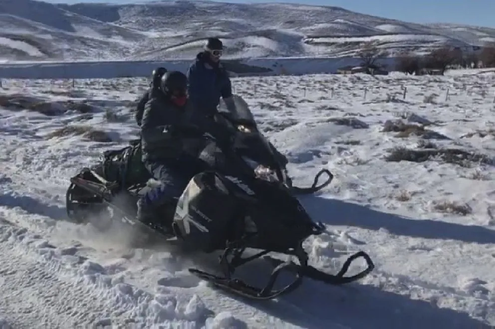 Llegan con motos de nieve a los parajes aislados