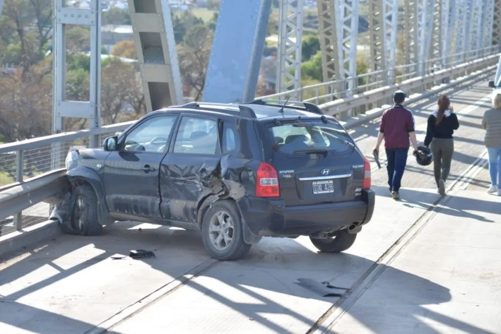 Choque y susto en el puente viejo: dos heridos