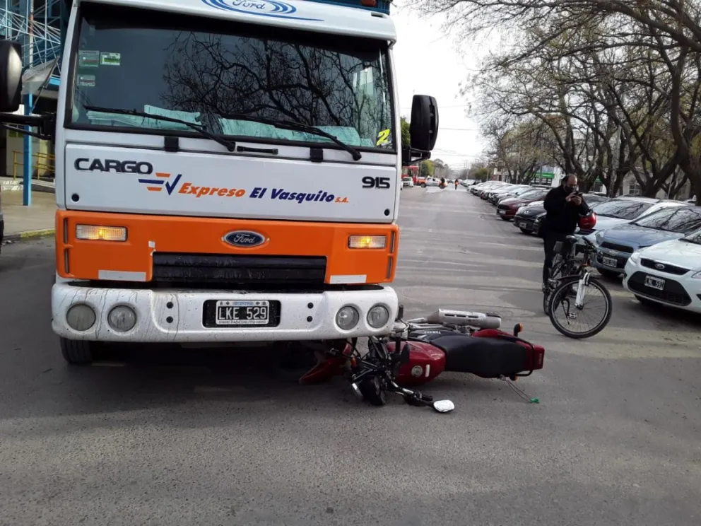 Choque entre un camión y una moto en pleno centro