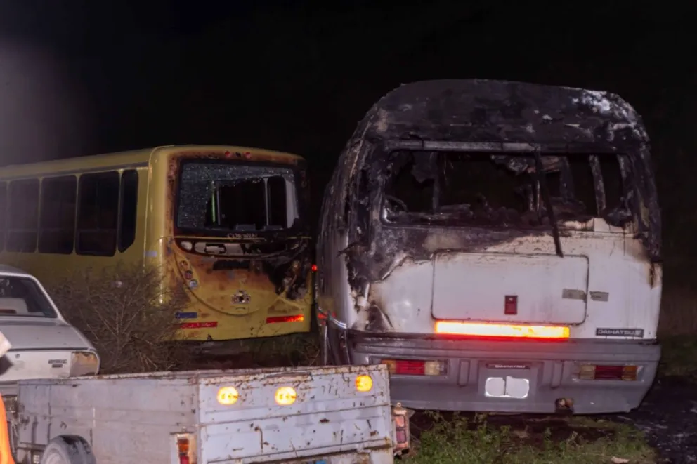 Se prendieron fuego dos colectivos estacionados en la caminera